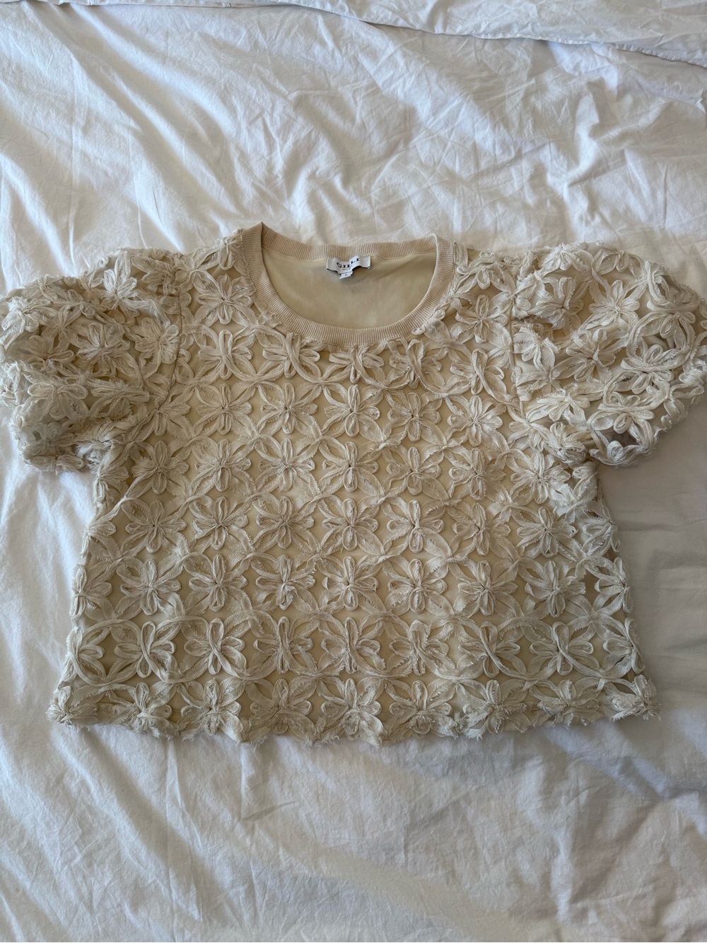 Gilli Cream Floral Lace Puff-Sleeve Top